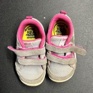 Tennis shoes